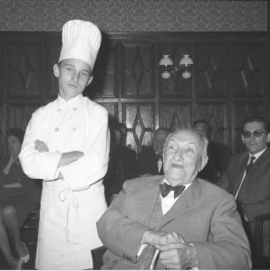 De gauche à droite : Marcel Jantin, lauréat du trophée et Marius Vettard, créateur de l'association des Toques blanches lyonnaises.